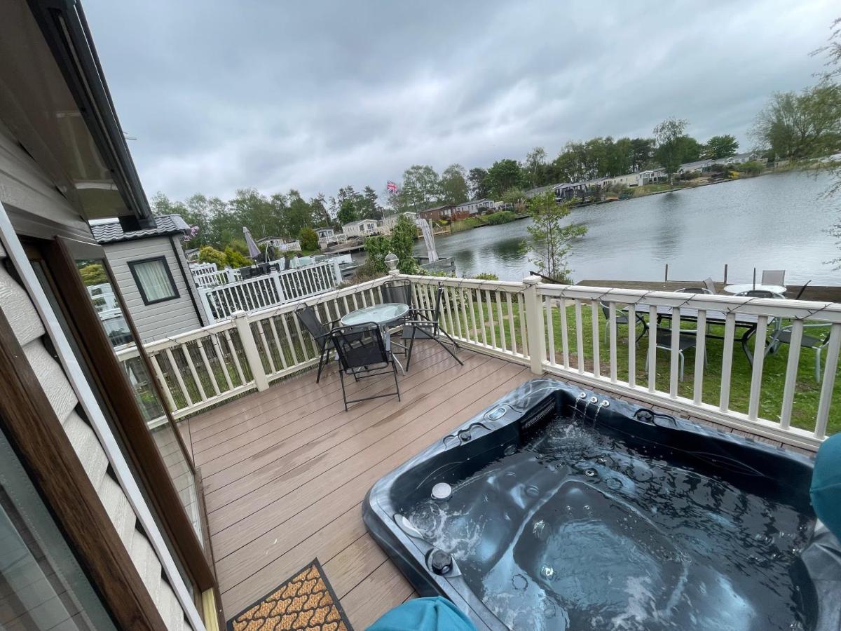 Lakeside Retreat 3 With Hot Tub, Private Fishing Peg Situated At Tattershall Lakes Country Park Exterior foto